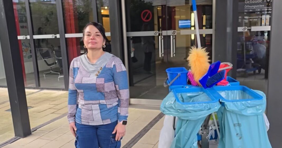 Norma, migrante cubana, en su lugar de trabajo en Alemania