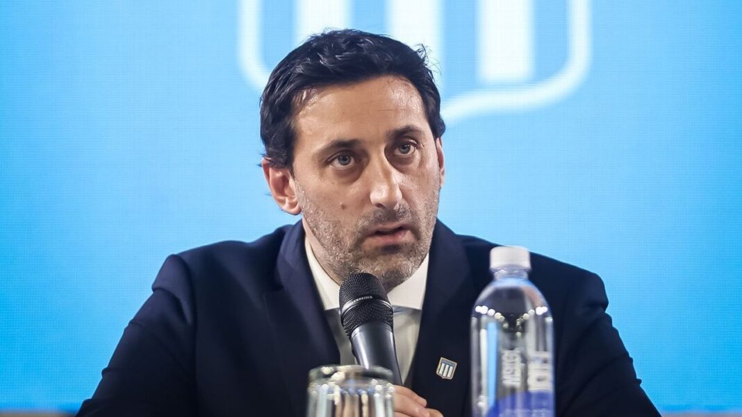 Diego Milito durante la asamblea de socios de Racing Club