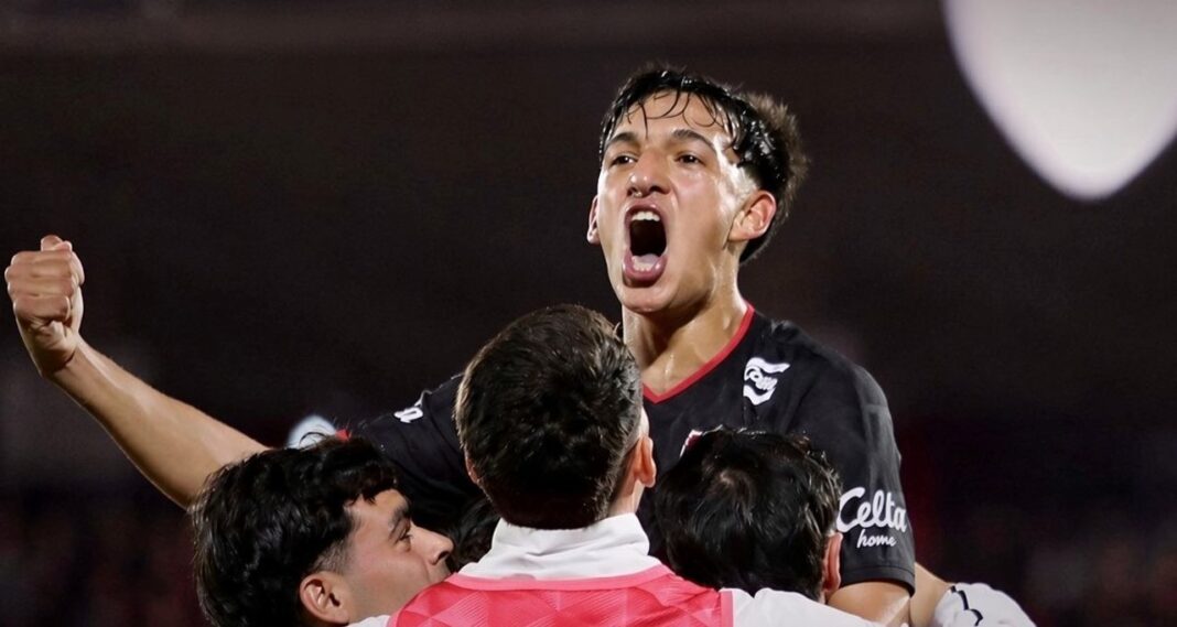 Partido entre Newell's y Deportivo Riestra en el estadio Marcelo Bielsa