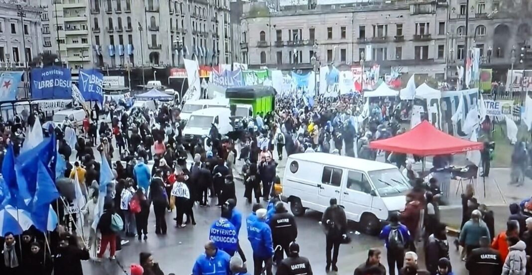 Concentración de organizaciones frente al Congreso de la Nación