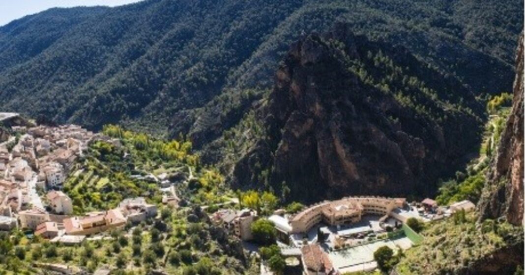 Paco, único habitante de una aldea en Sierra de Segura, frente a su casa