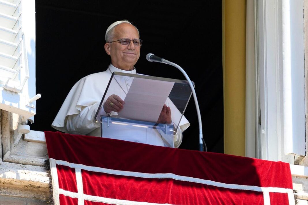 Papa León XIV durante el Ángelus en el Vaticano
