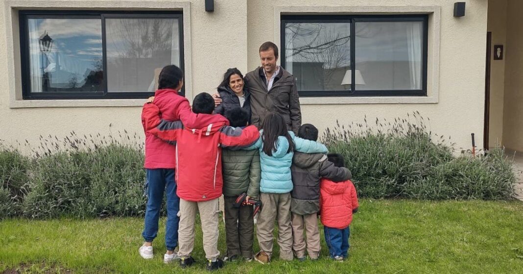 Pareja con seis hermanos adoptados