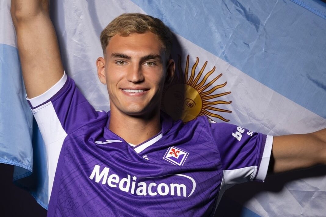 Mateo Pellegrino con la camiseta de la Fiorentina