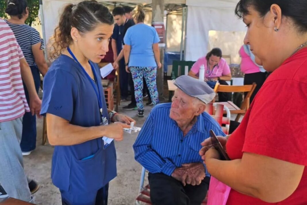 Paula Pareto durante su campaña médica en un hospital de Chaco