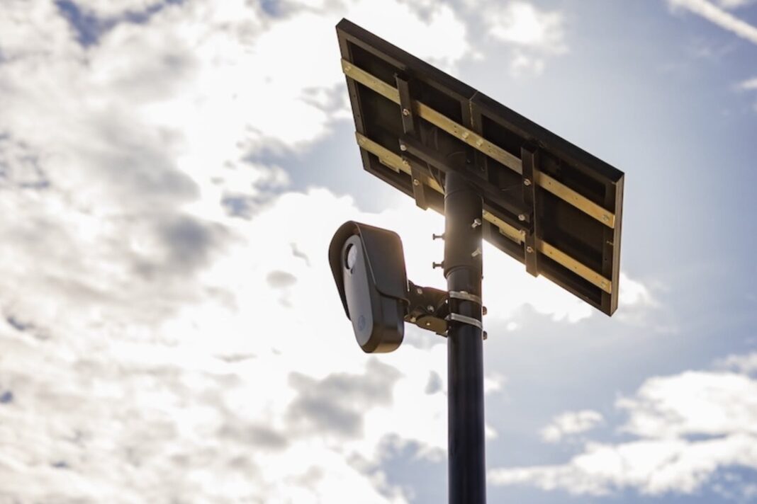Cámara de seguridad para lectura de placas de vehículos instalada en un poste