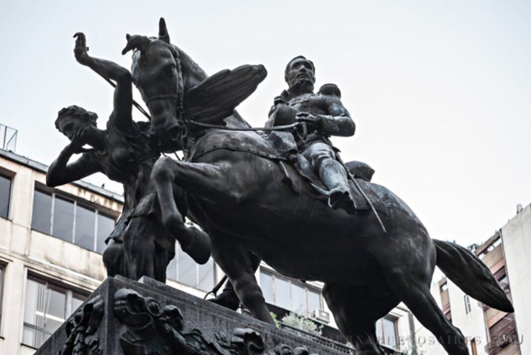 Monumento al coronel Manuel Dorrego en la plazoleta Suipacha