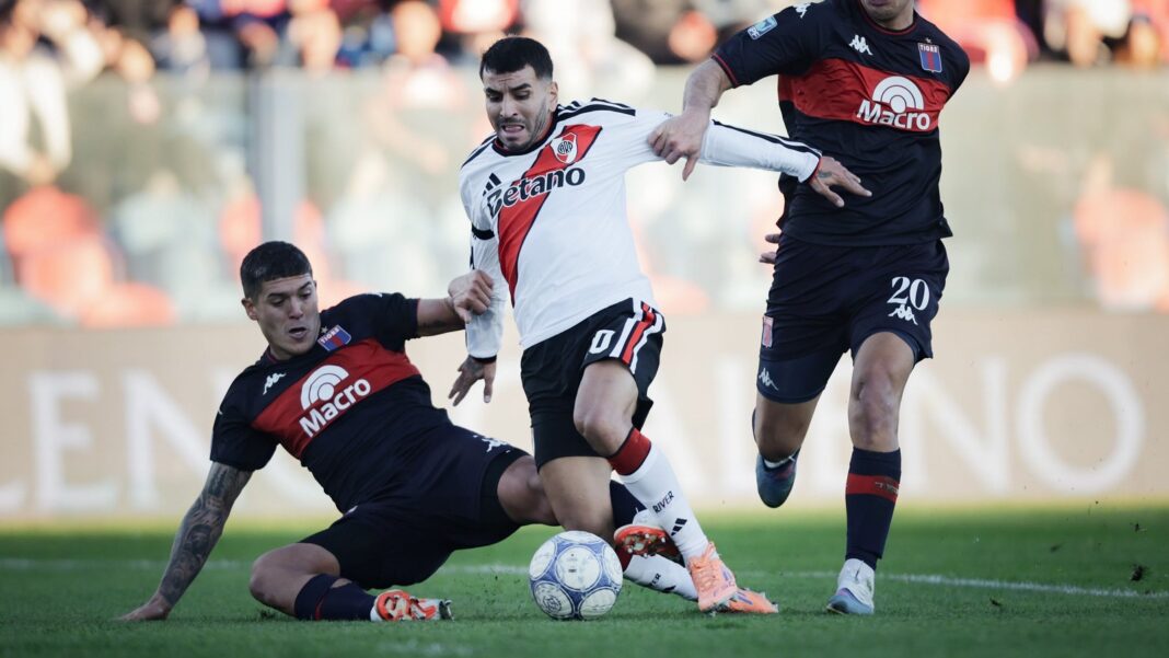 Ángel Correa de River Plate reclama una infracción en el área ante Tigre