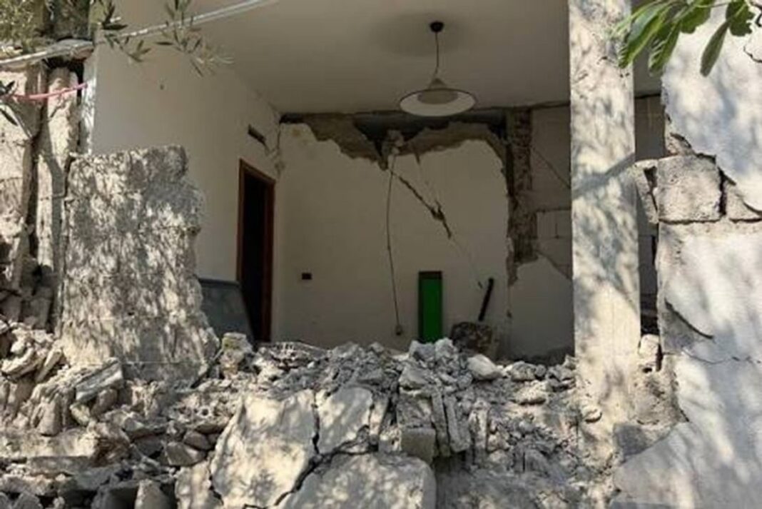 Imagen de calles de Nápoles con vecinos evacuados tras el sismo
