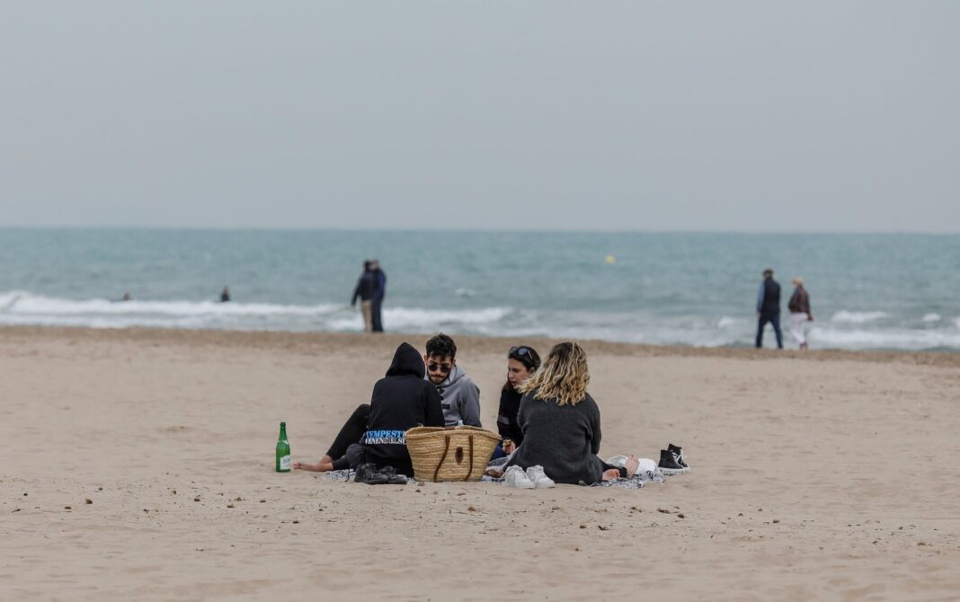 Personas cenando al aire libre en la playa de la Malvarrosa en Valencia