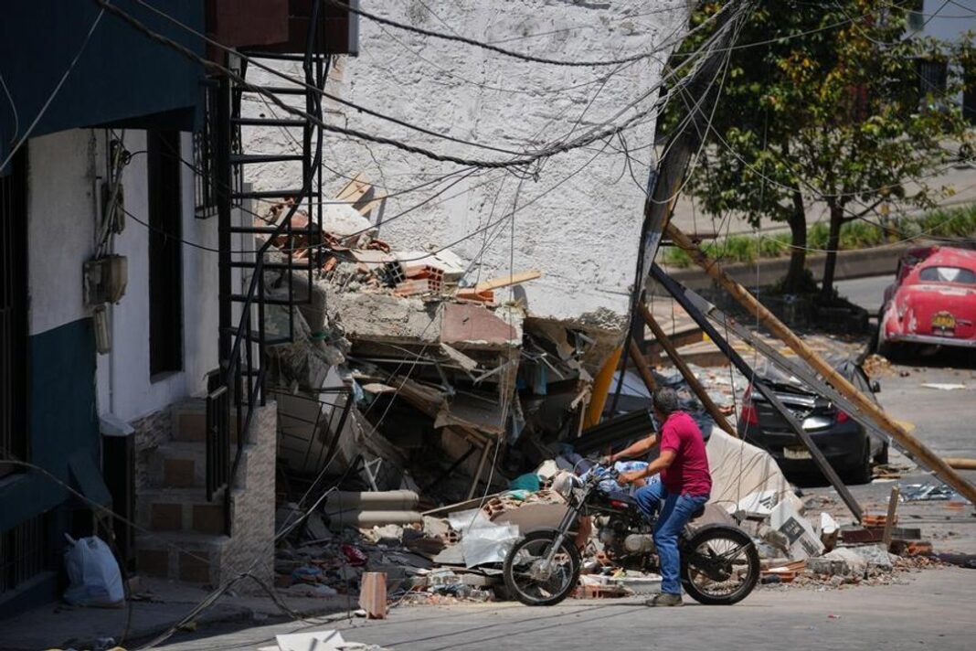 Rescatistas entre escombros tras el terremoto en Colombia