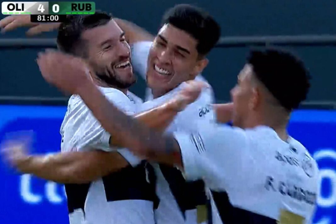 Tim Payne celebrando su gol con la camiseta de Olimpia