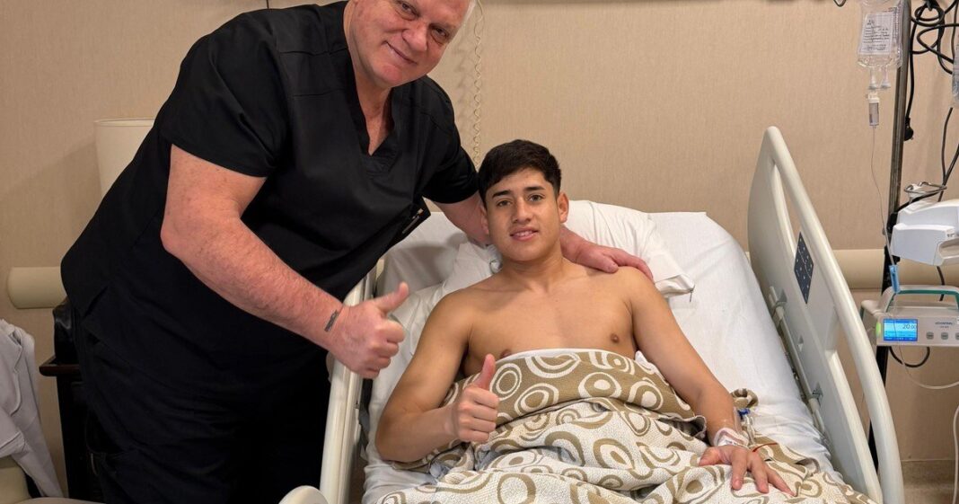 Tomás Aranda en el quirófano acompañado por el equipo médico