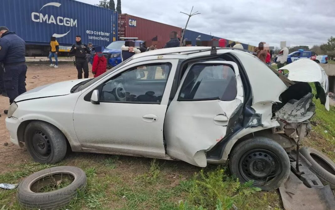 Auto Chevrolet Prisma dañado tras ser embestido por un tren de cargas en Córdoba