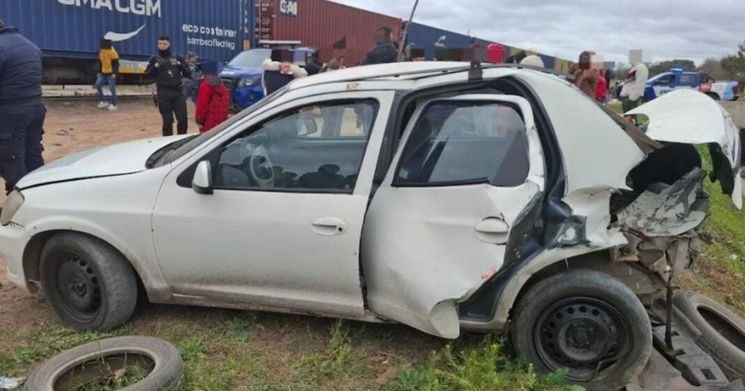 Secuencia de cámara de seguridad muestra un auto varado en las vías y un tren de carga que lo embiste en Córdoba