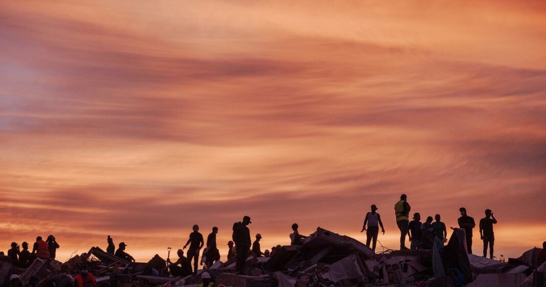 Equipos de rescate buscan sobrevivientes entre escombros en La Guaira tras los terremotos del 24 de junio