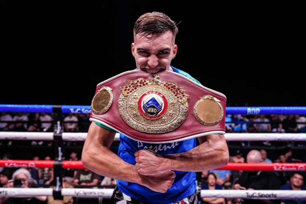 Alan Chaves en el ring durante un combate de boxeo
