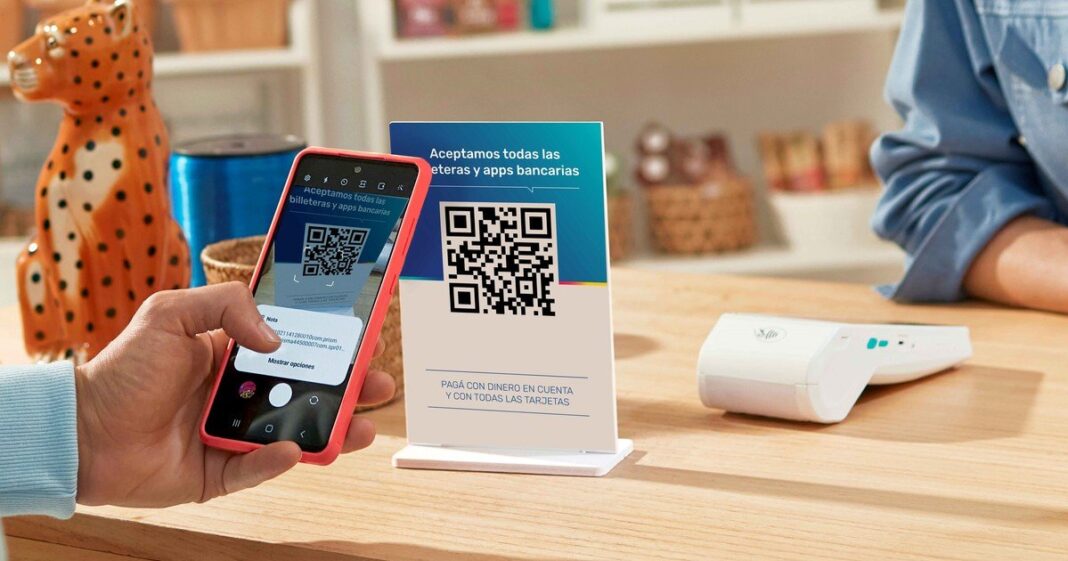 Persona escaneando un código QR con su teléfono celular para realizar un pago