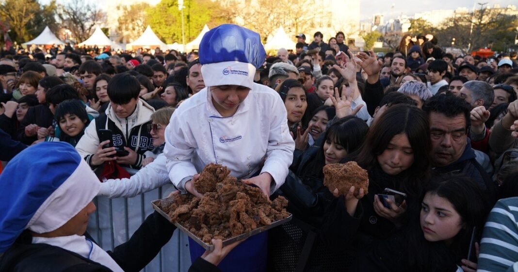 Alfajor gigante de 3.162 kilos en la Plaza de Naciones Unidas, Recoleta