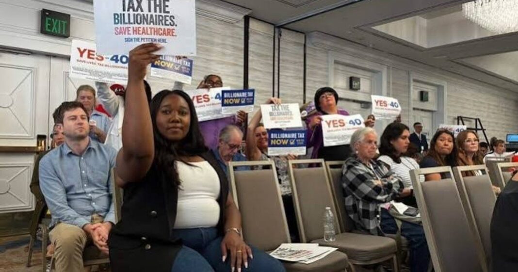 Urna de votación en California con papeletas que incluyen las proposiciones 40, 41 y 42