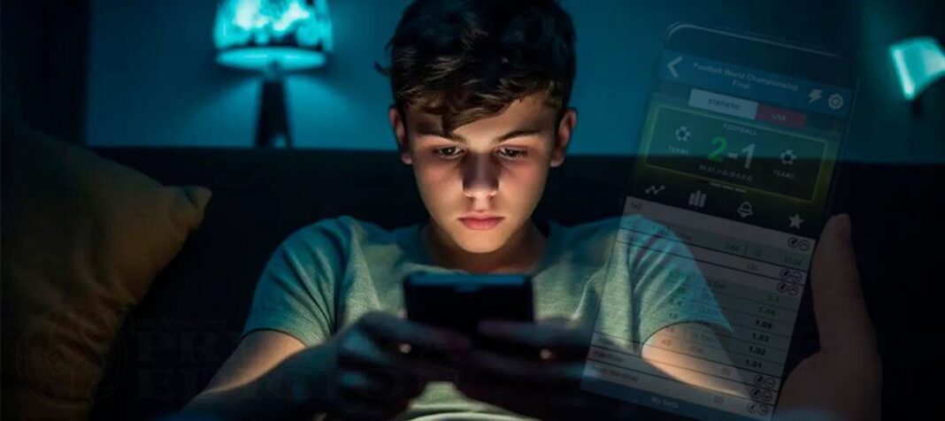 Adolescentes usando teléfonos móviles, en el marco de una campaña de prevención de apuestas online