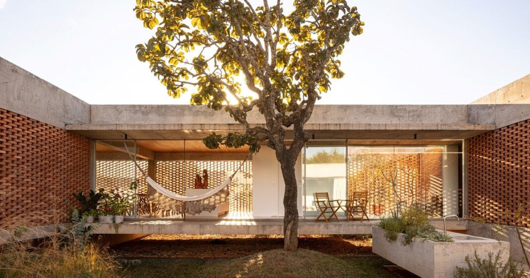 Vista exterior de la Casa Tupin en Brasilia, con paredes de ladrillo perforado y patio central