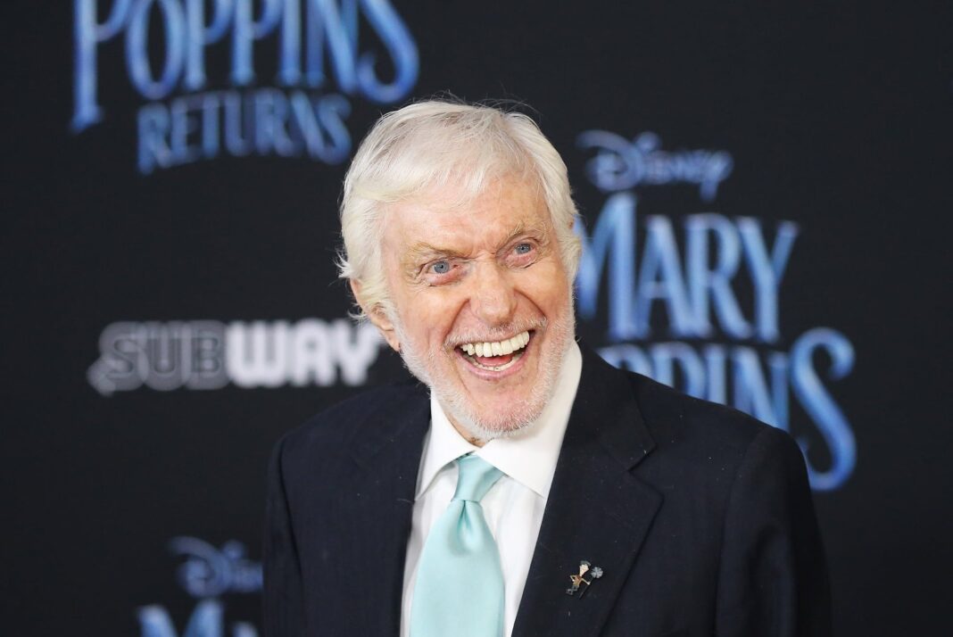 Dick Van Dyke sonriendo durante una entrevista