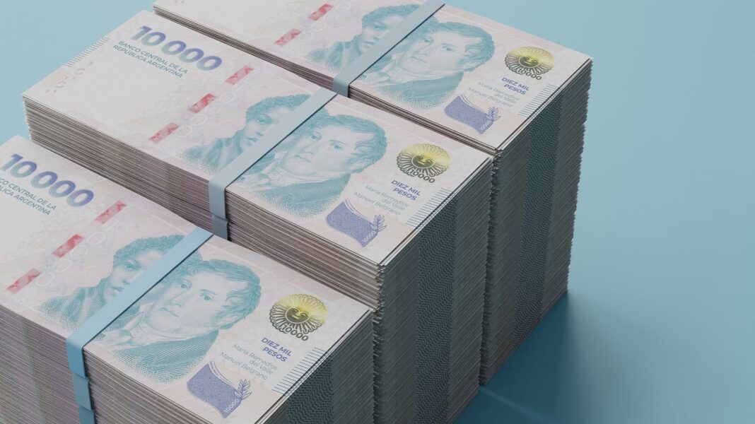 Persona analizando documentos financieros con calculadora