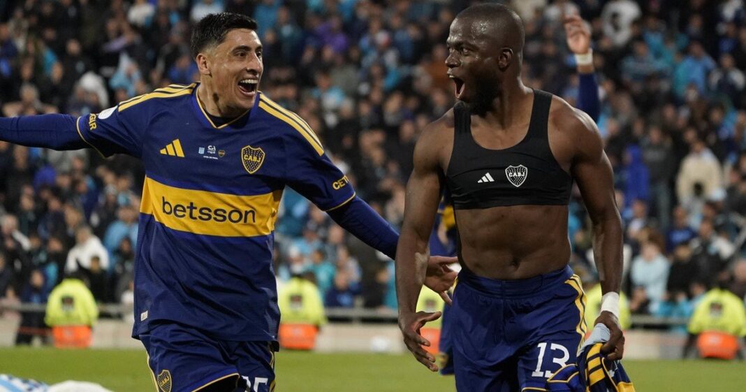 Enner Valencia celebrando uno de sus goles de cabeza en el partido entre Boca y Racing