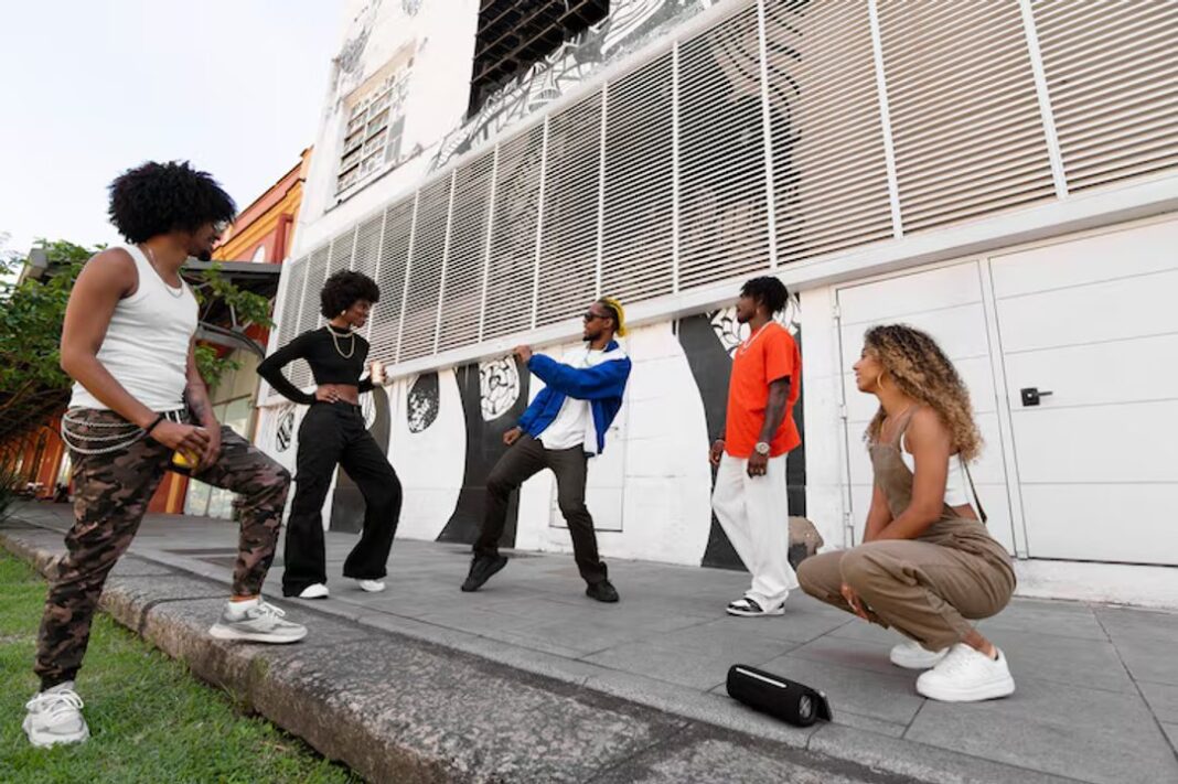 Personas participando en una batalla de aura frente a un grupo