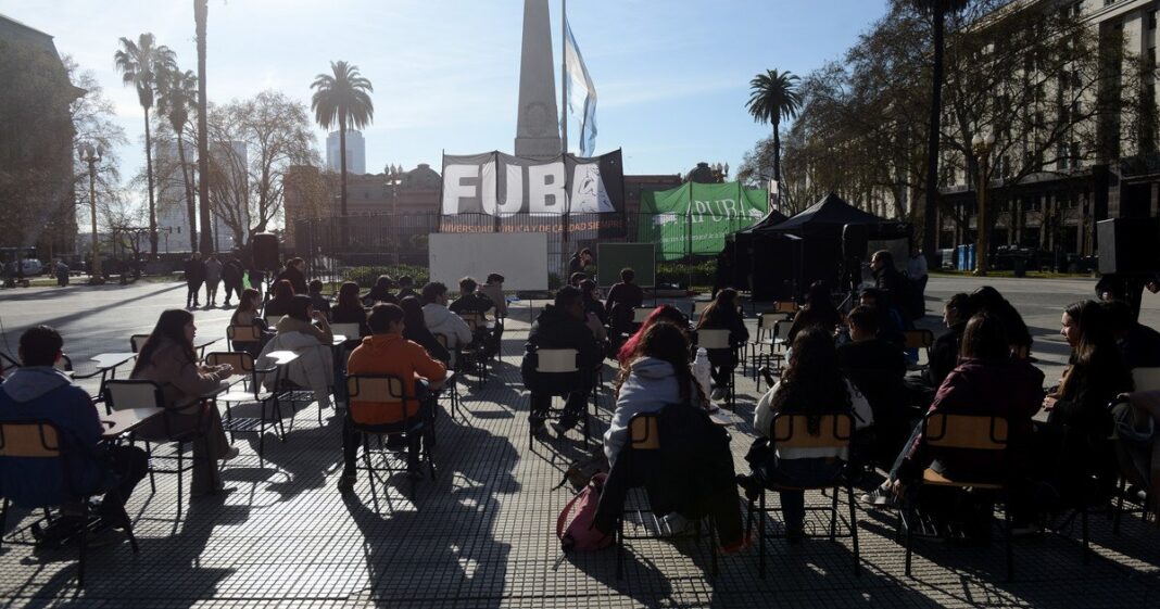 Rectores y funcionarios durante una reunión por el presupuesto universitario