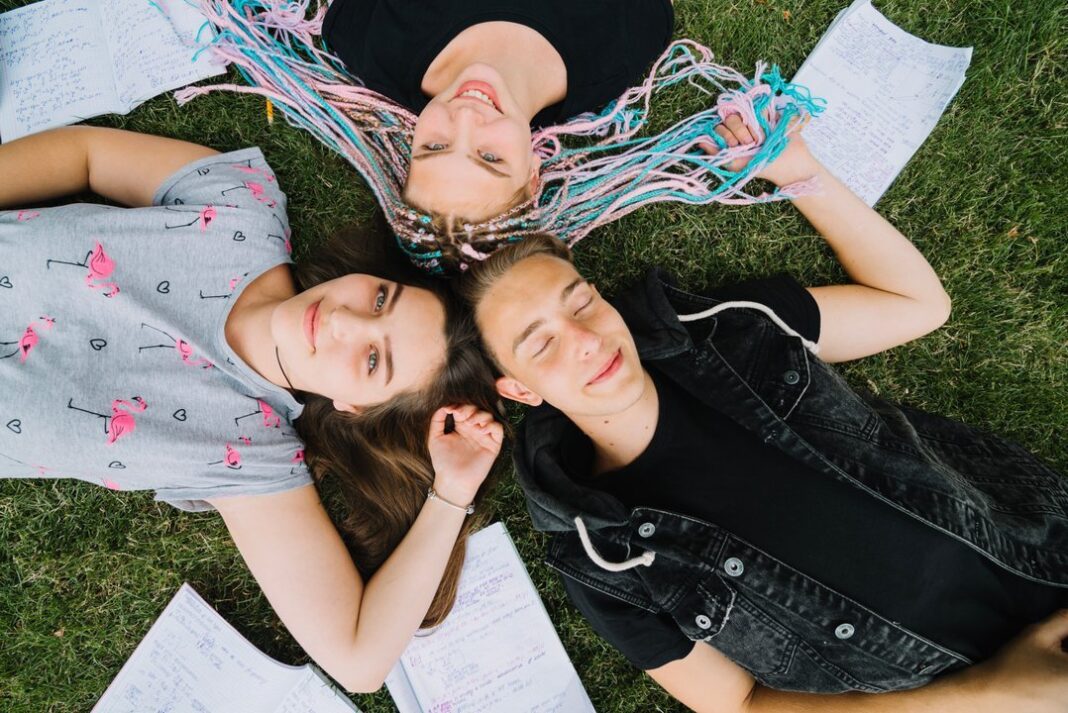 Adolescentes en un aula escolar durante una jornada de salud mental