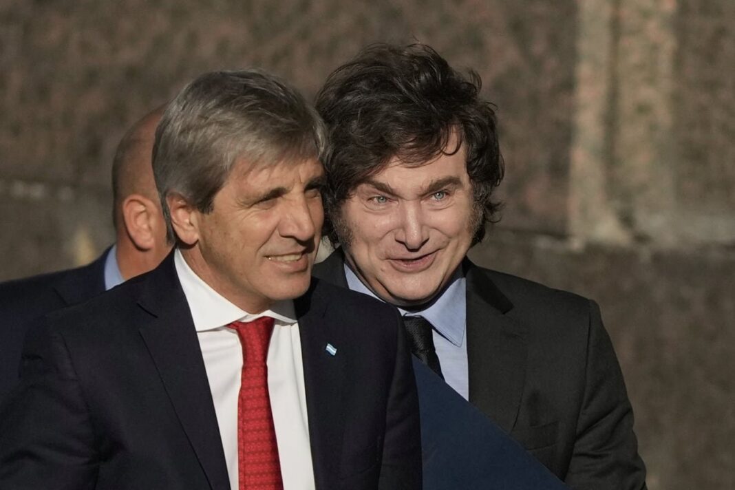 El presidente Javier Milei junto al ministro de Economía, Luis Caputo, y el asesor Santiago Caputo