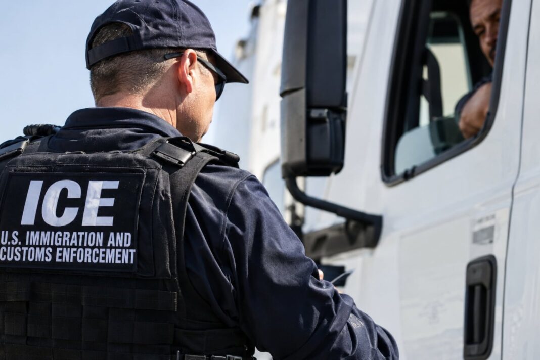 Agentes de ICE revisan a un camionero en una carretera de Estados Unidos