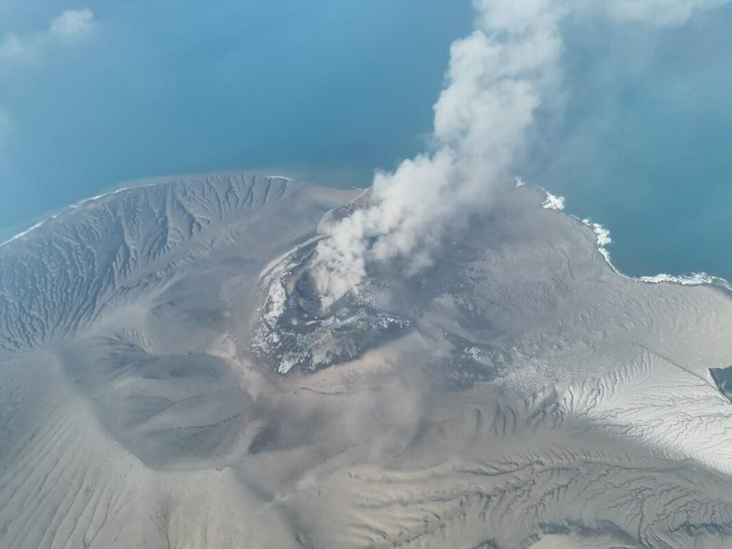 Volcán Anak Krakatoa en erupción expulsando cenizas y lava