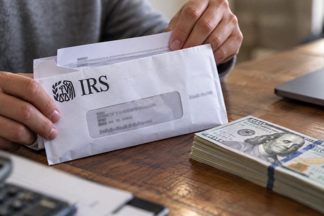 Formulario 1040 del IRS con una calculadora y documentos