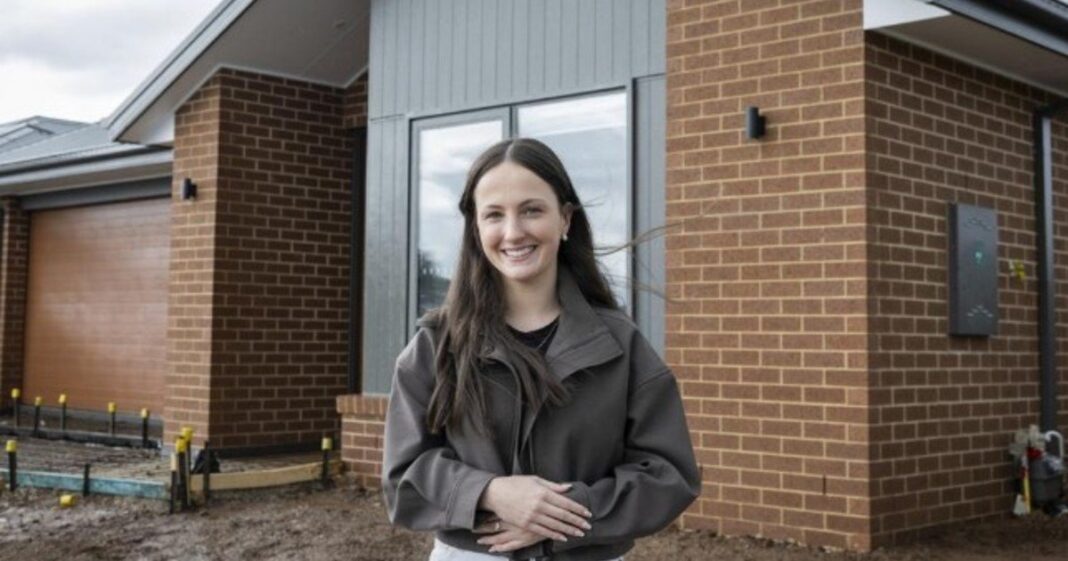 Olivia Shone junto a su casa construida en Warragul, Australia