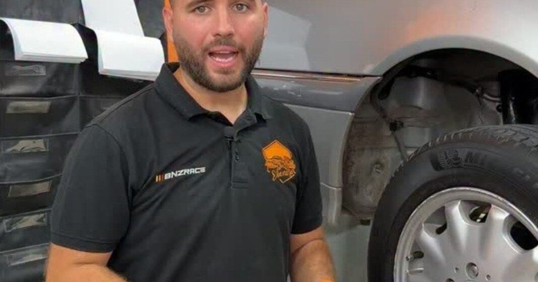 Mecánico revisando el líquido de frenos de un vehículo