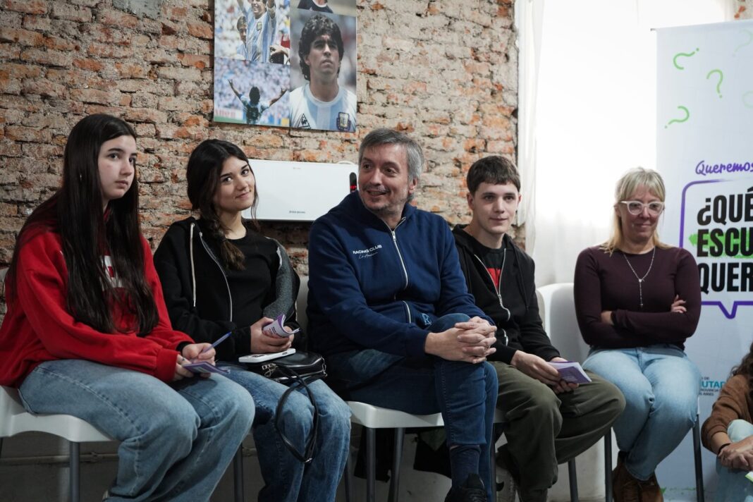 Máximo Kirchner y Mayra Mendoza durante el encuentro con jóvenes en Magdalena