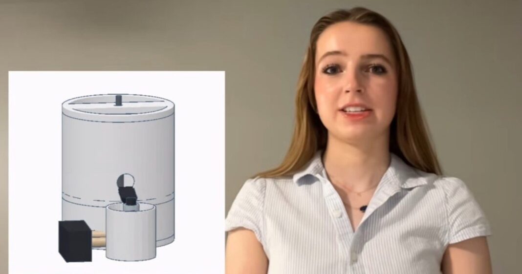 Mia Heller, estudiante de secundaria, junto a su filtro de agua sin membrana