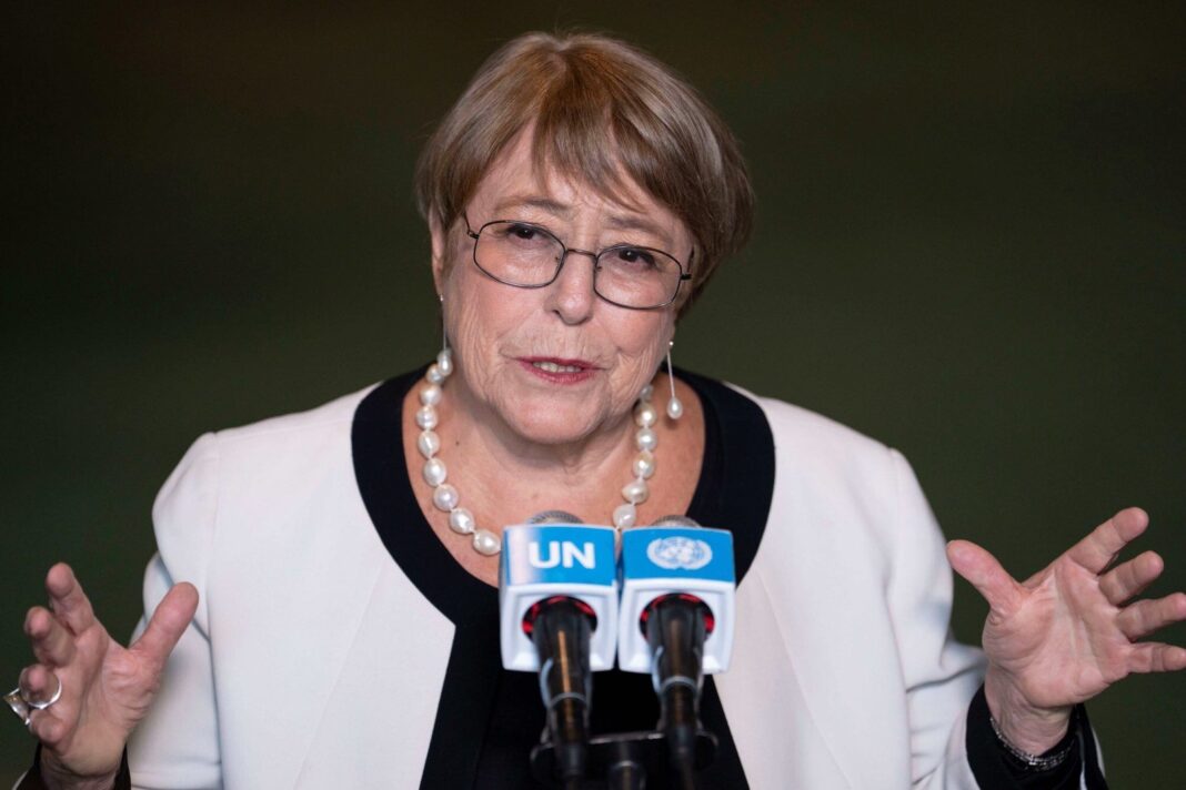 Michelle Bachelet en un foro universitario