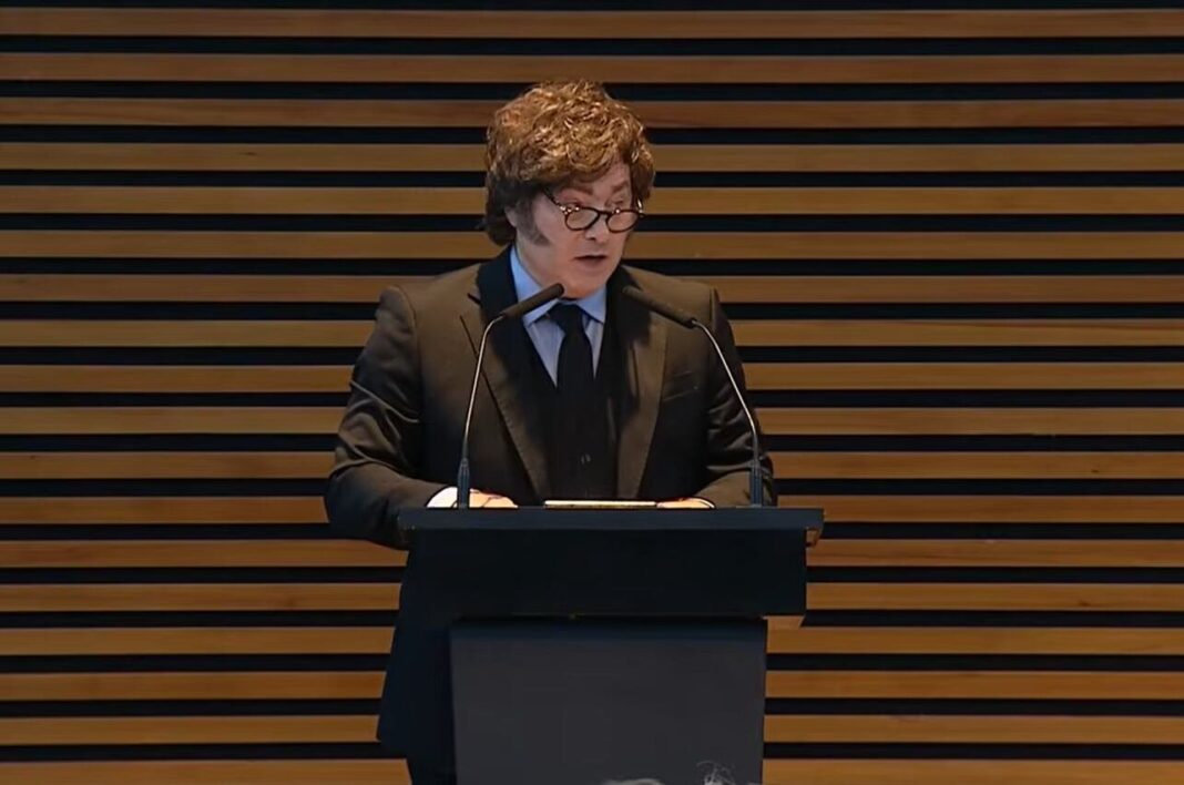 Javier Milei durante una declaración antes de partir a París