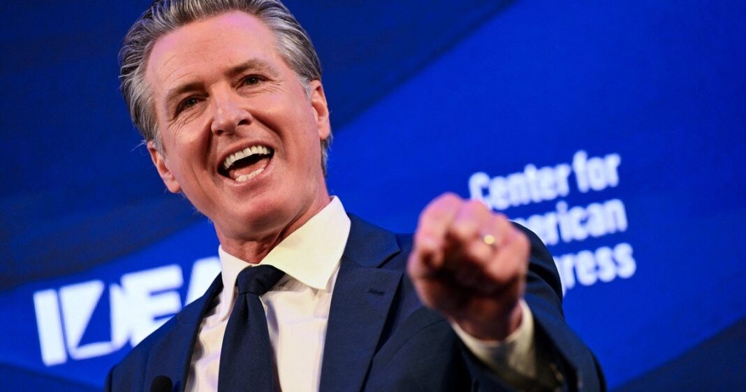Gobernador Gavin Newsom en una conferencia de prensa