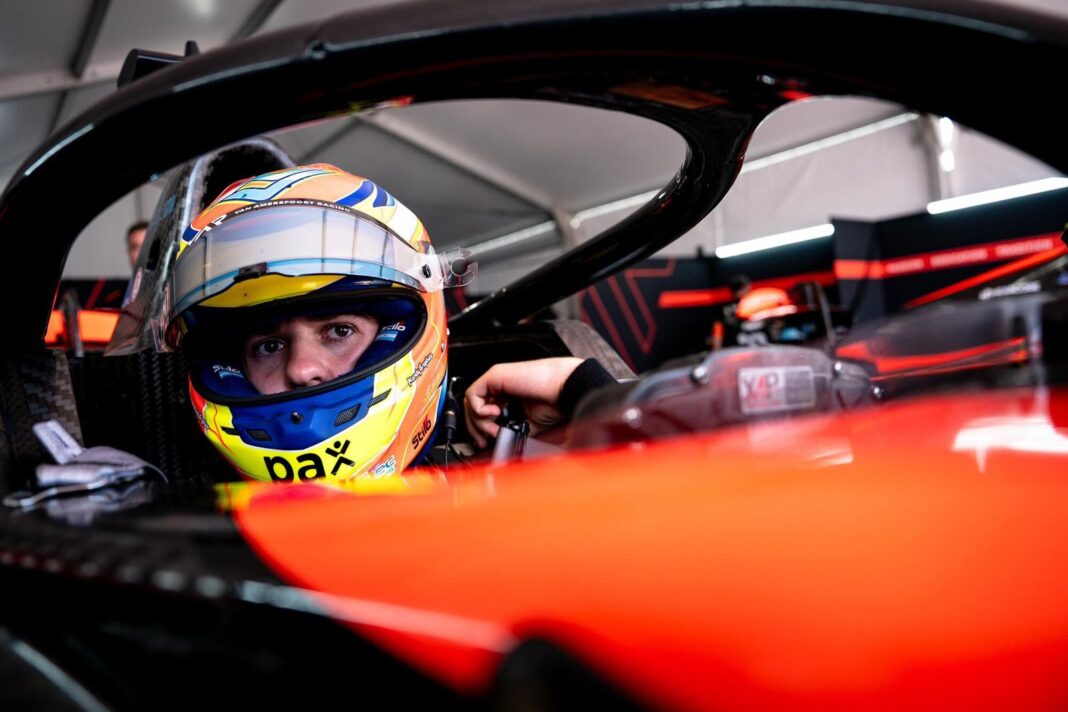 Nicolás Varrone, piloto argentino de Fórmula 2, en el circuito