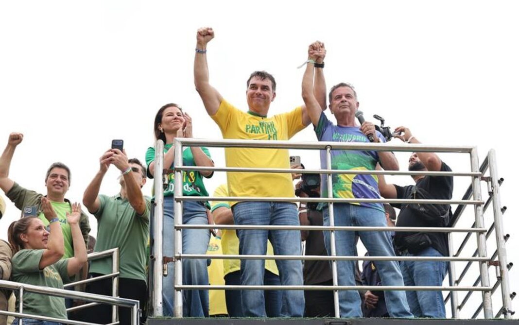 Urna electrónica brasileña con bandera de Brasil