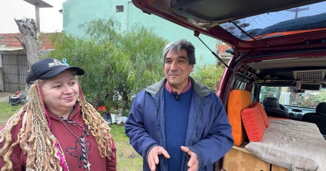 Pareja de 60 años frente a una camioneta transformada en motorhome