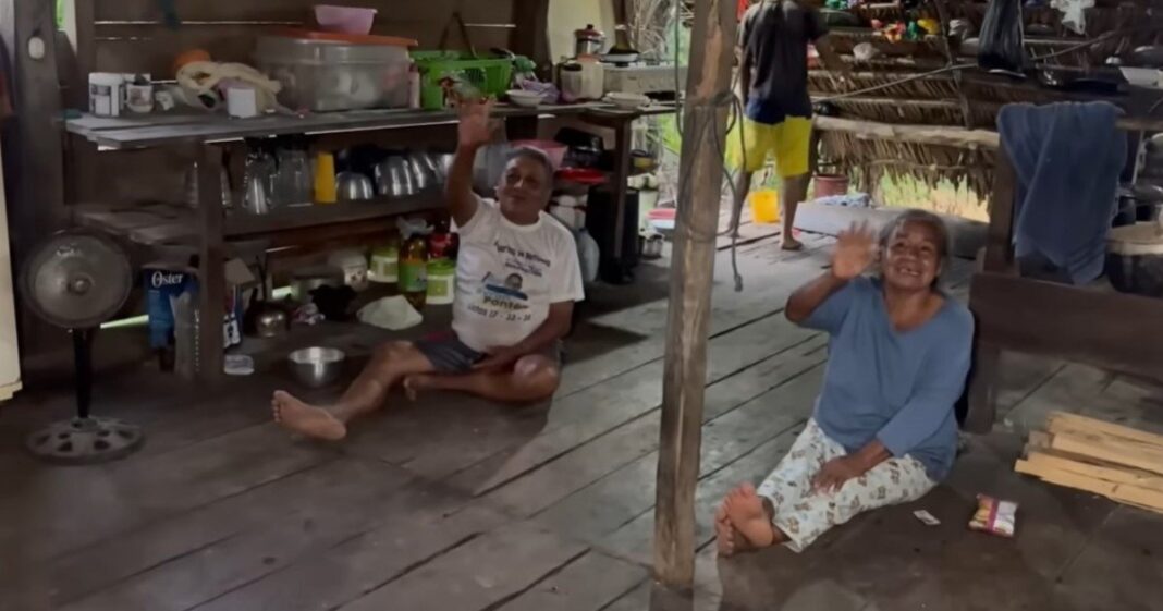 Casa de madera en la selva ecuatoriana donde vive la pareja Rosita y Siverio
