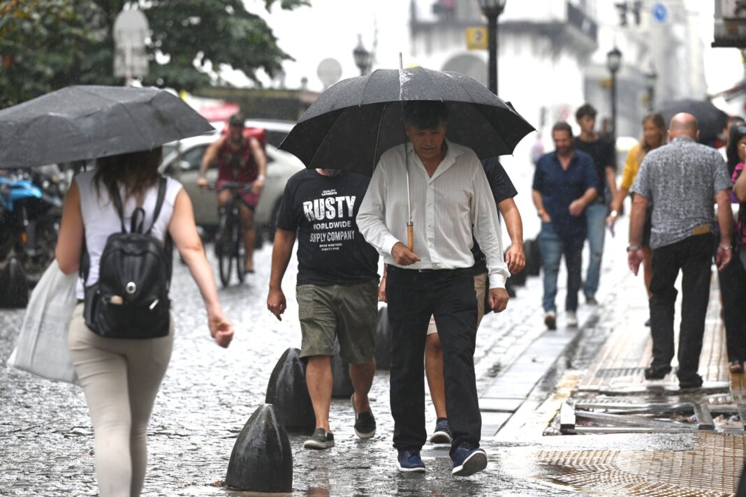 Cielo nublado con lluvias y ráfagas de viento del sur en Argentina