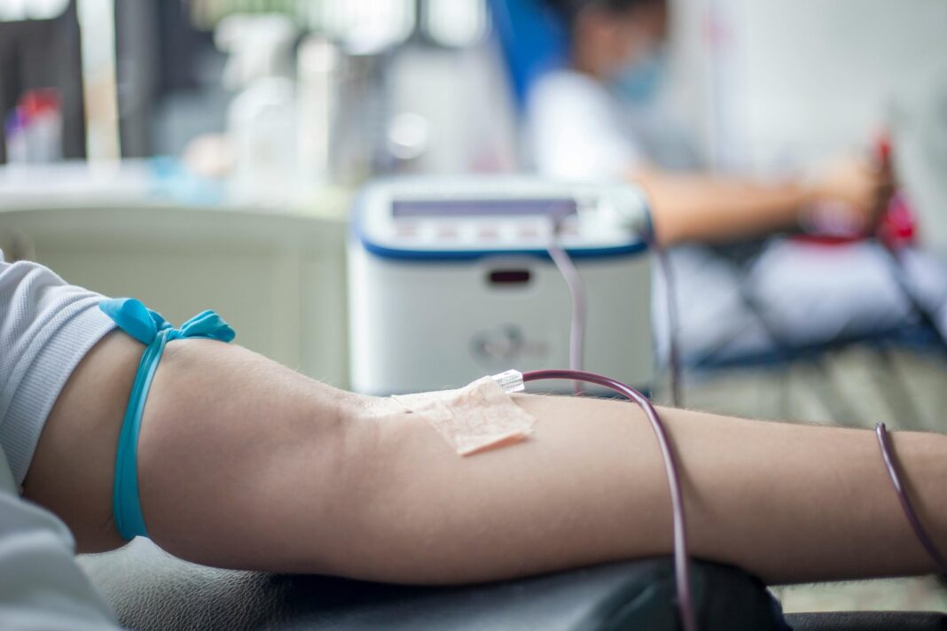 Médico explicando control de glucemia
