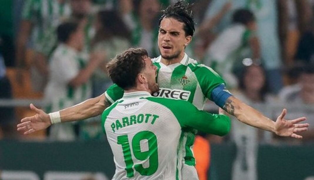 Jugadores de Real Madrid y Betis durante el partido en el estadio La Cartuja